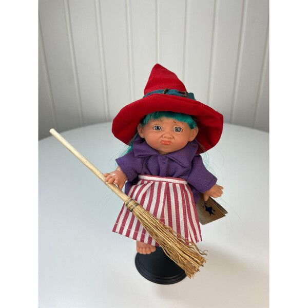 Lamagik S.L. Пупс-мини Ведьмочка в красной шляпе, с зелеными волосами 18 см