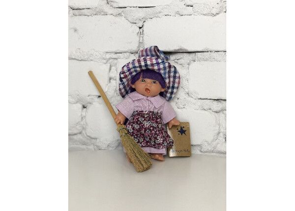 Lamagik S.L. Пупс-мини Ведьмочка с фиолетовыми волосами в клетчатой шляпе 18 см