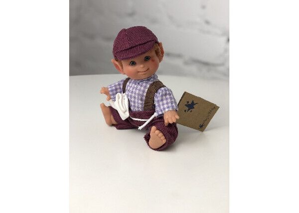 Lamagik S.L. Кукла Джестито Домовёнок мальчик в фиолетовом комбинезоне и кепочке 18 см