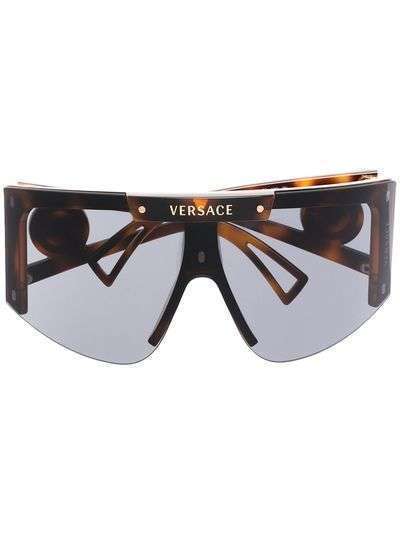 Versace Eyewear массивные солнцезащитные очки VE4393 черепаховой расцветки