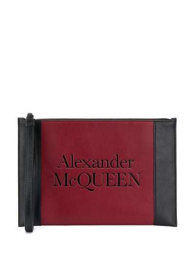 Alexander McQueen клатч с тисненым логотипом Signature