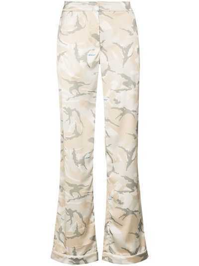 Off-White расклешенные брюки с камуфляжным узором