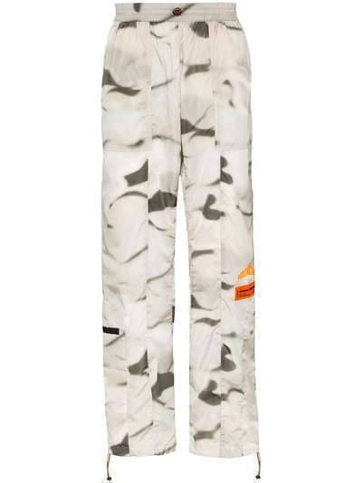 Heron Preston спортивные брюки с камуфляжным принтом