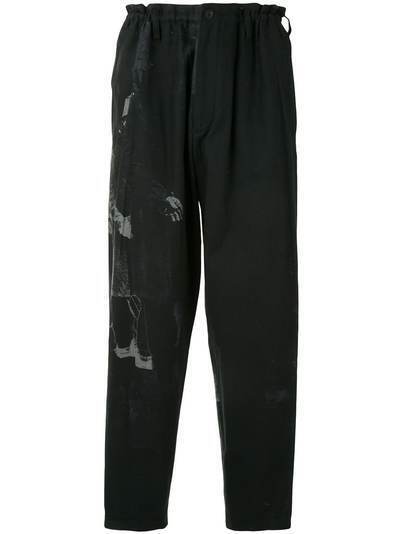Yohji Yamamoto брюки прямого кроя с графичным принтом