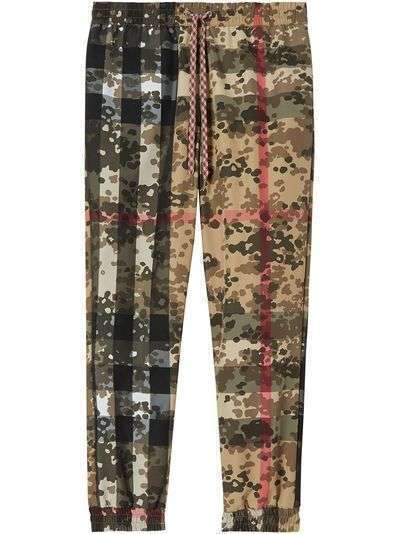 Burberry спортивные брюки с принтом Camouflage Check