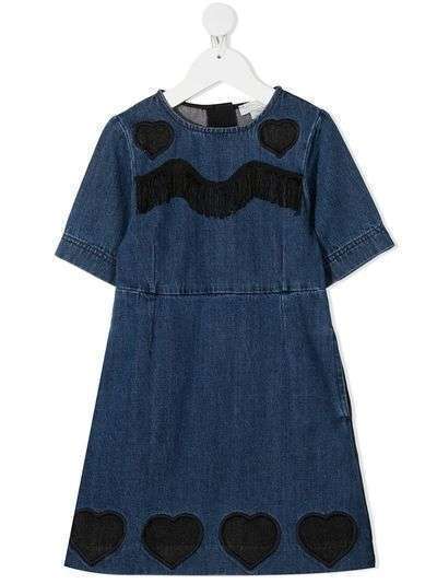 Stella McCartney Kids джинсовое платье с бахромой и нашивками