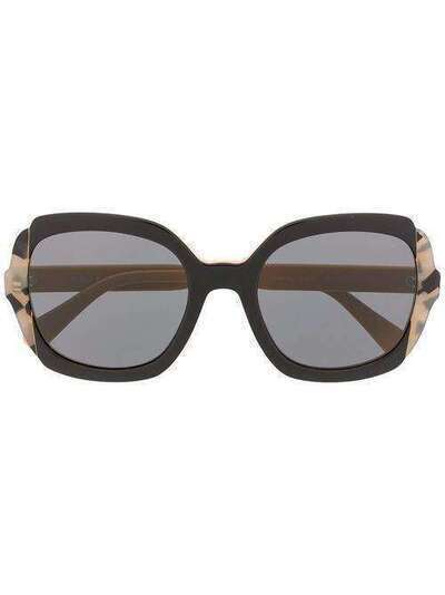 Prada Eyewear солнцезащитные очки в массивной квадратной оправе PR16US