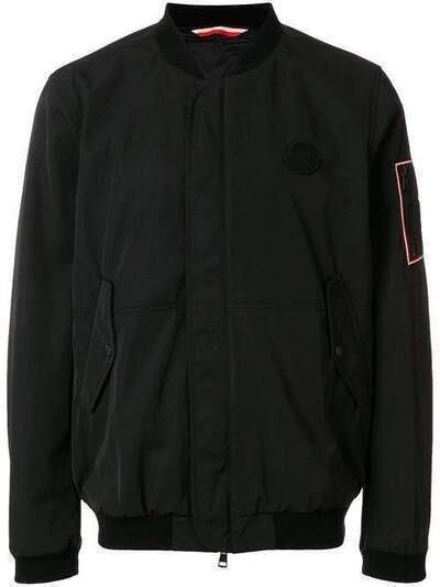 Moncler куртка-бомбер с фирменной нашивкой в тон 411170557917