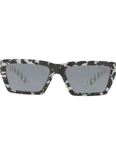 Prada Eyewear солнцезащитные очки Disguise с камуфляжным узором PR04VS4433C2