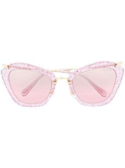 Miu Miu Eyewear солнцезащитные очки в оправе 'кошачий глаз' с блестками 0MU10NS1467L155