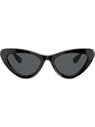 Miu Miu Eyewear солнцезащитные очки в оправе 'кошачий глаз' MU01VS1AB5S0