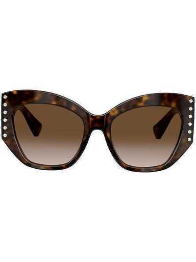 Valentino Eyewear солнцезащитные очки в декорированной оправе 'кошачий глаз' VA4056500213
