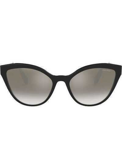 Miu Miu Eyewear солнцезащитные очки в оправе 'кошачий глаз' MU03US1AB5O0