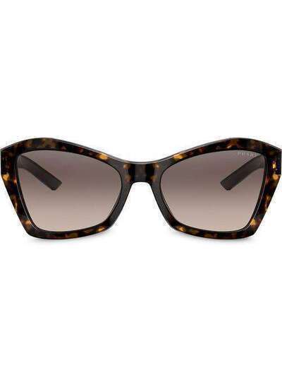 Prada Eyewear солнцезащитные очки в геометричной оправе PR07XS2AU3D0