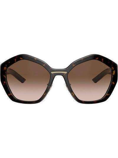 Prada Eyewear солнцезащитные очки в массивной геометричной оправе PR08XS2AU6S1