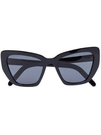 Prada Eyewear солнцезащитные очки в оправе 'кошачий глаз' 0PR08VS1AB5S055