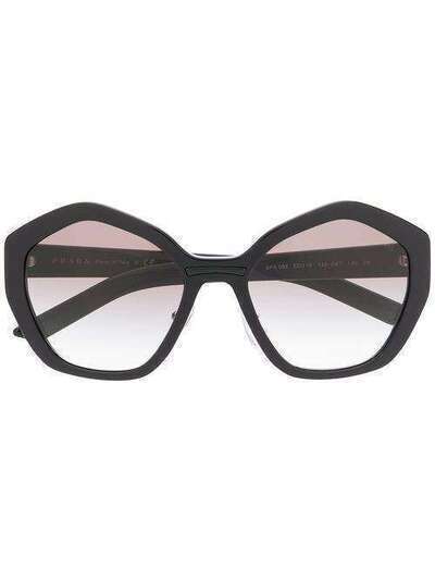 Prada Eyewear солнцезащитные очки в геометричной оправе SPR08X
