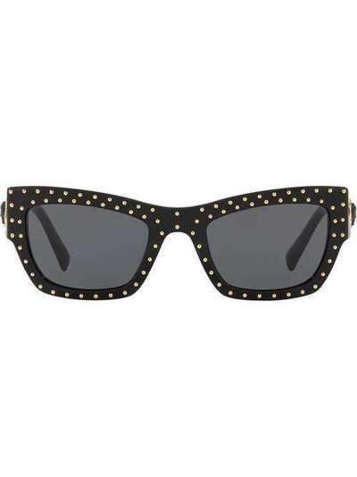 Versace Eyewear солнцезащитные очки в оправе 'кошачий глаз' с заклепками VE4358GB187
