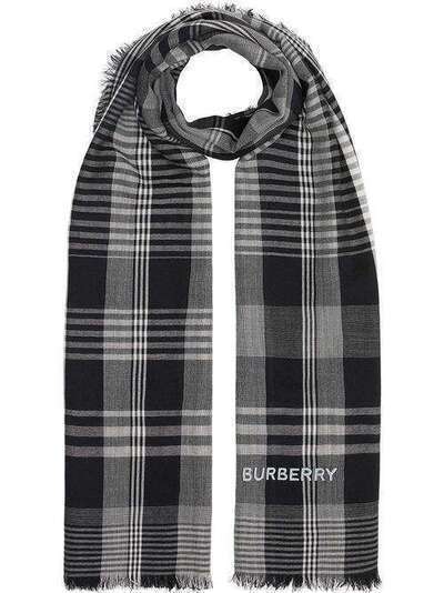 Burberry клетчатый шарф с вышитым логотипом 8029387