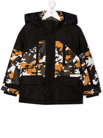 Timberland Kids пуховик с капюшоном и камуфляжным принтом