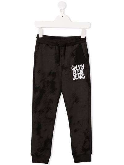 Calvin Klein Kids спортивные брюки с принтом тай-дай и логотипом