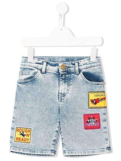 Young Versace джинсовые шорты с нашивками YD000161A2335951