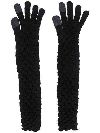 Issey Miyake длинные фактурные перчатки