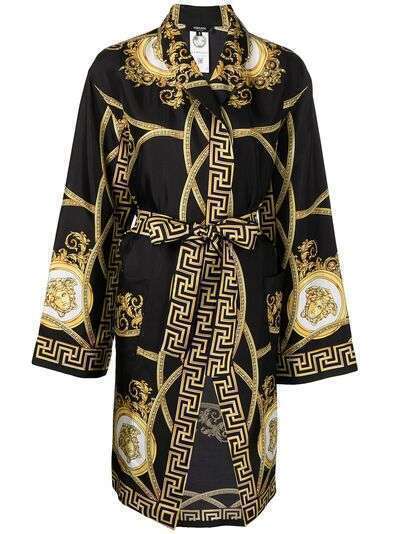 Versace шелковый халат с принтом Greca