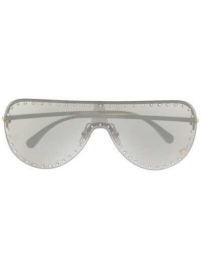 Versace Eyewear солнцезащитные очки-маска VE2230B с заклепками