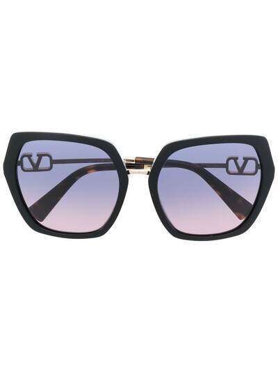 Valentino Eyewear солнцезащитные очки VA4081 в массивной оправе с логотипом VLogo