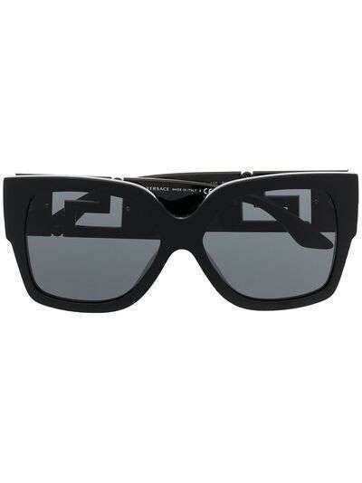 Versace Eyewear солнцезащитные очки в массивной оправе с декором Greca