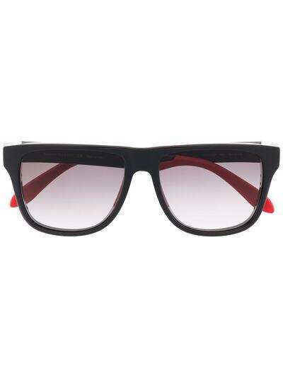 Alexander McQueen Eyewear солнцезащитные очки в D-образной оправе с логотипом