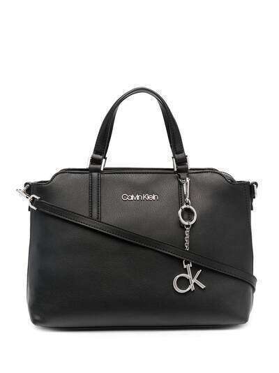 Calvin Klein сумка-тоут с подвеской-логотипом