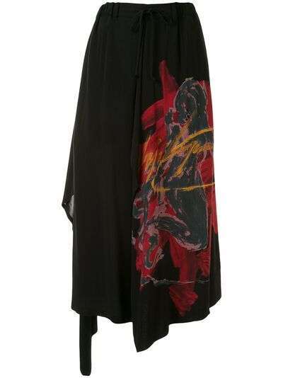 Yohji Yamamoto брюки с драпировкой и графичным принтом